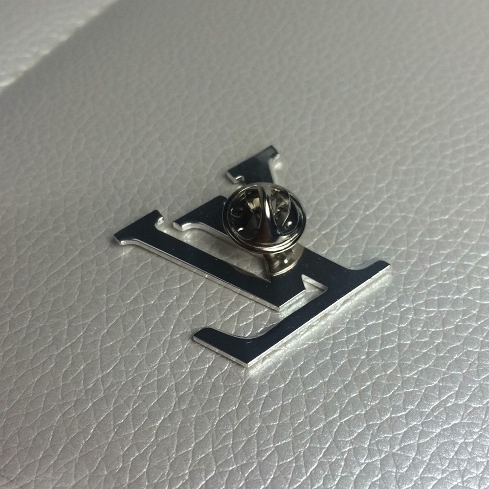 Louis Vuitton pin silver color counter staff - Picture 5 of 7